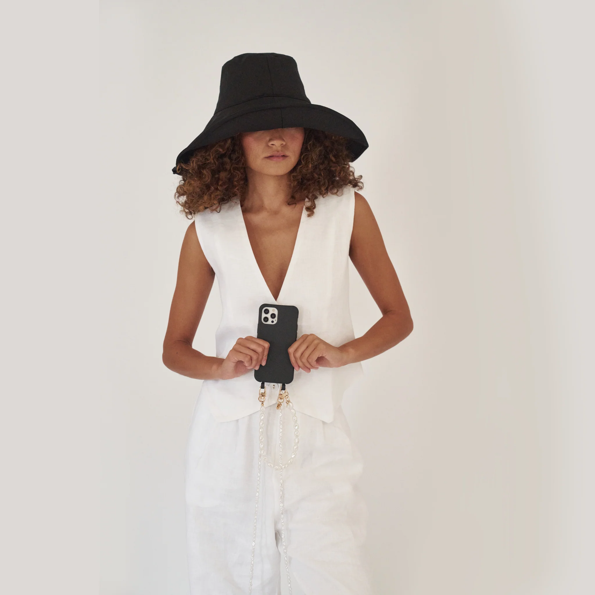 Black Phone Case + Pearl Chain + Pearl Wristlet - Image 7