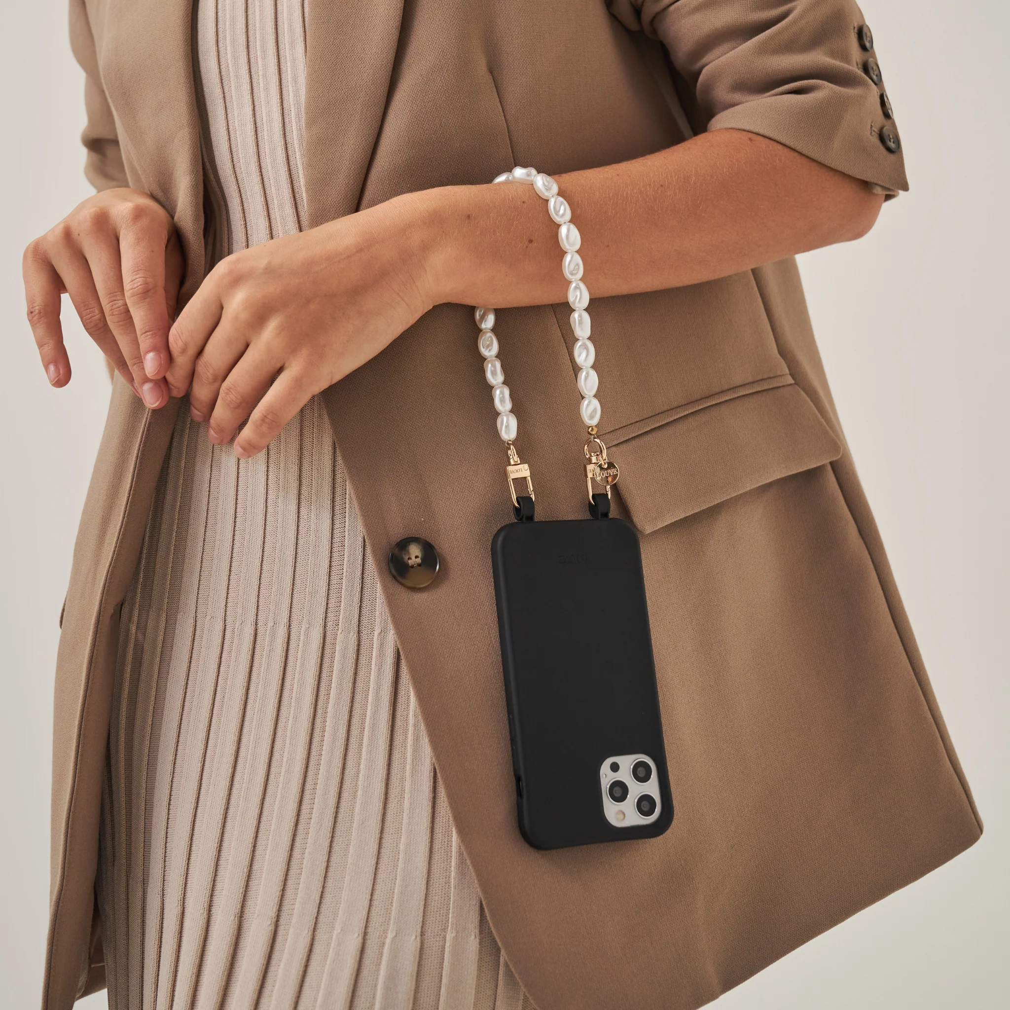 Black Phone Case + Pearl Wristlet  - Image 15