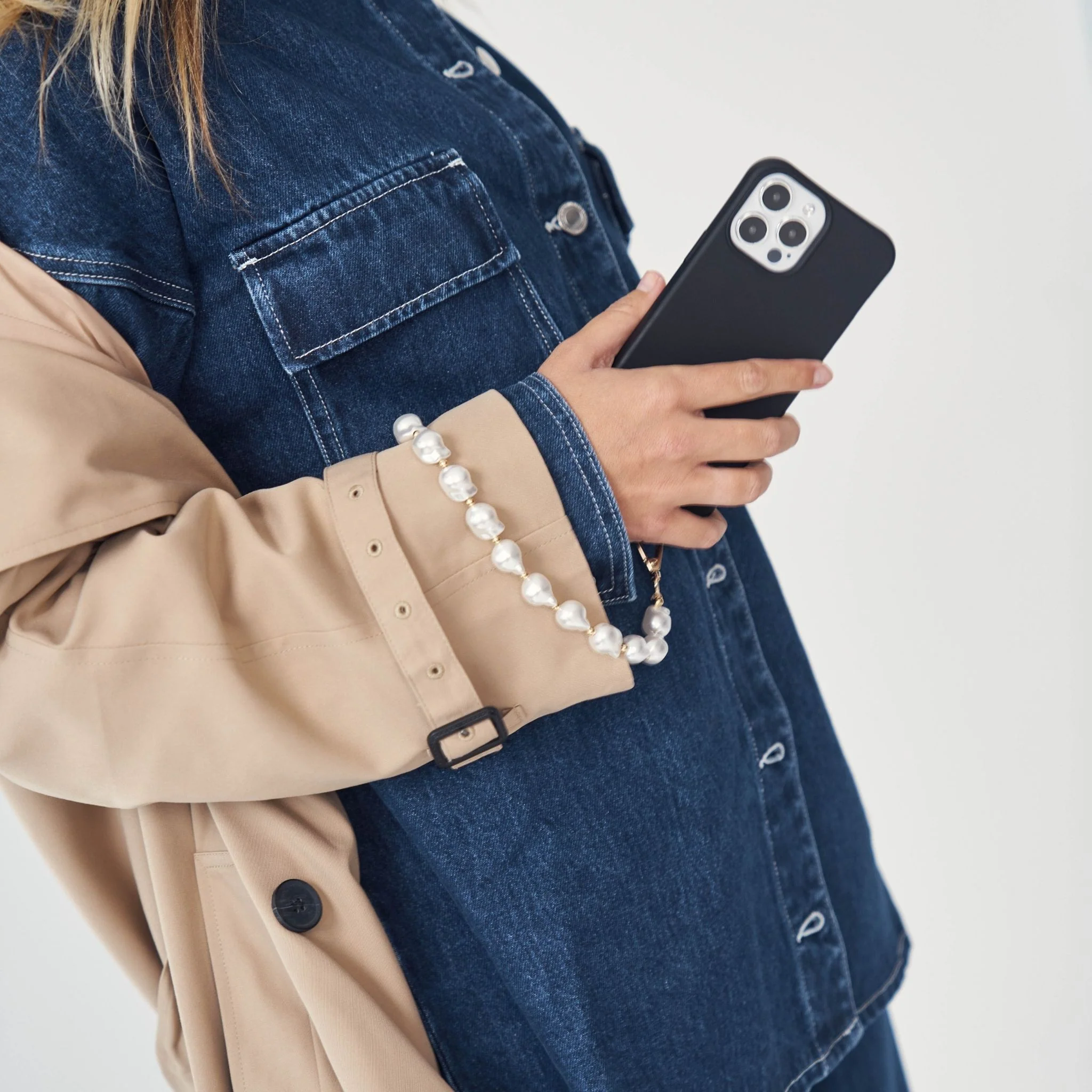 Black Phone Case + Daisy Pearl Wristlet - Image 8