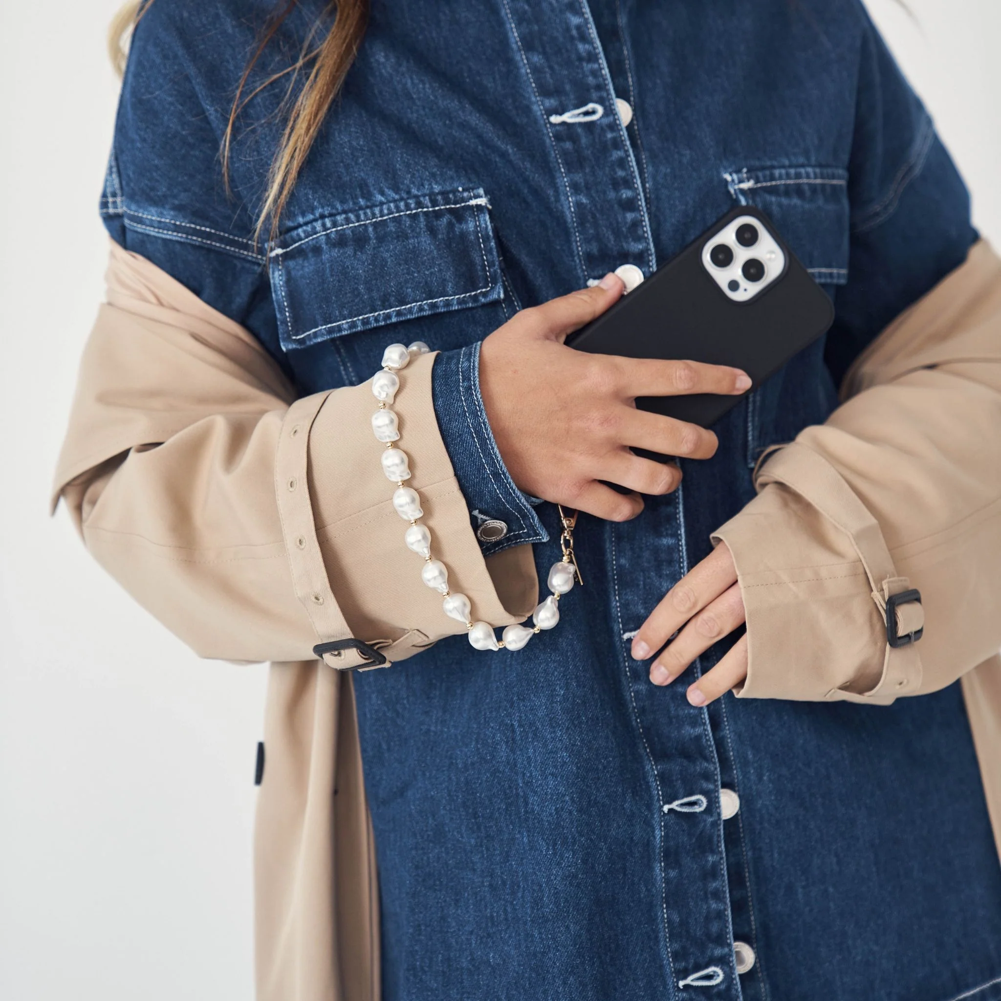 Black Phone Case + Daisy Pearl Wristlet - Image 9